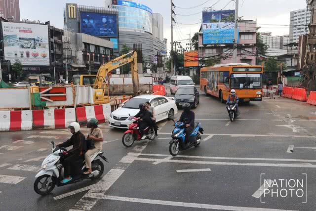 สภาพการจราจรบริเวณแยกรัชโยธิน ในวันเปิดเทอมวันแรก