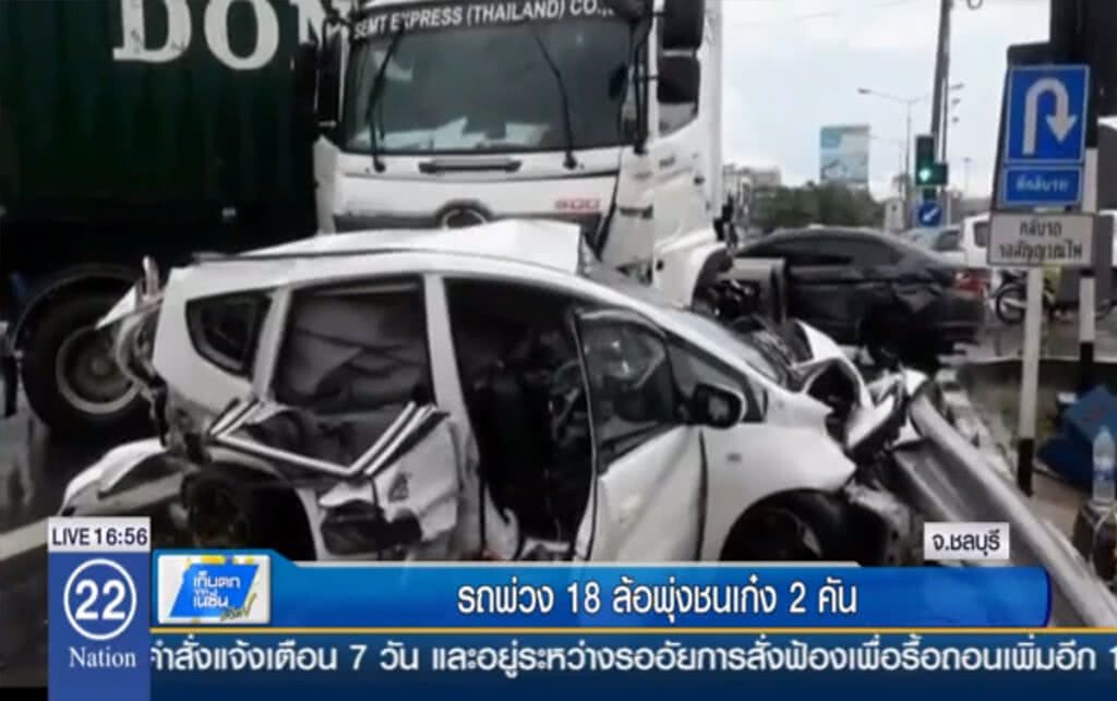รถพ่วง 18 ล้อพุ่งชนเก๋ง 2 คัน