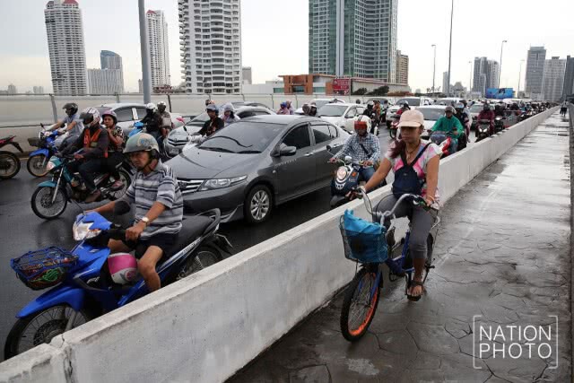 สภาพจราจรบนสะพานตากสินมุ่งหน้าแยกสุรศักดิ์