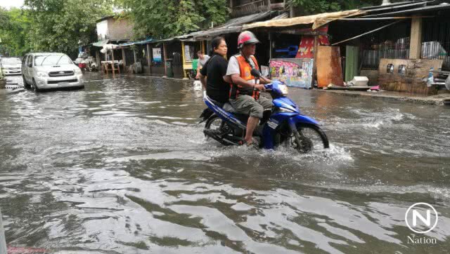 คลองเตยอ่วม ชาวบ้านร้อง น้ำท่วมสูงรอการระบาย