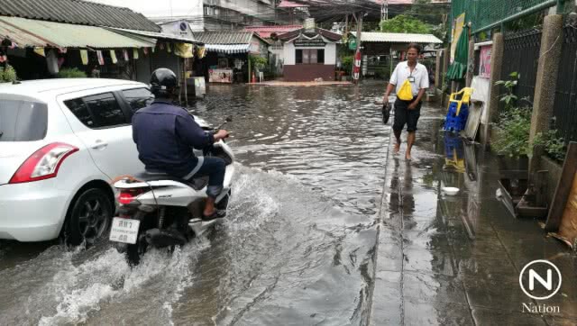 คลองเตยอ่วม ชาวบ้านร้อง น้ำท่วมสูงรอการระบาย