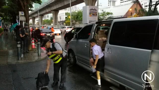 หน้าโรงเรียนกรุงเทพคริสเตียน ถนนสายหลักการจราจรติดขัด