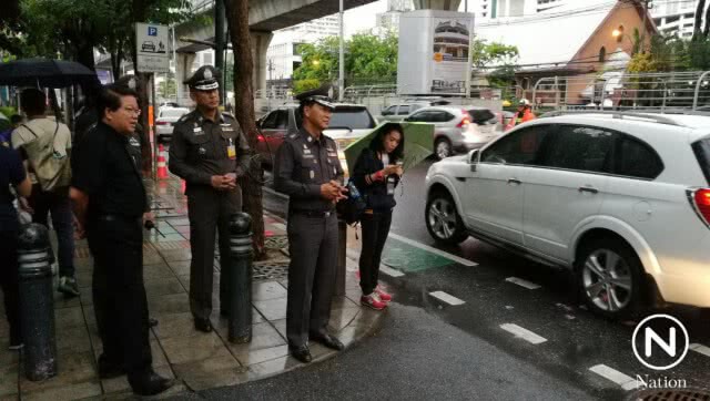 หน้าโรงเรียนกรุงเทพคริสเตียน ถนนสายหลักการจราจรติดขัด