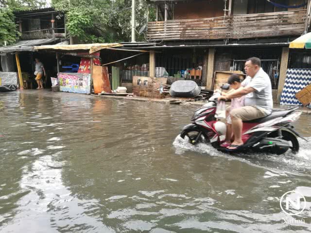 คลองเตยอ่วม ชาวบ้านร้อง น้ำท่วมสูงรอการระบาย