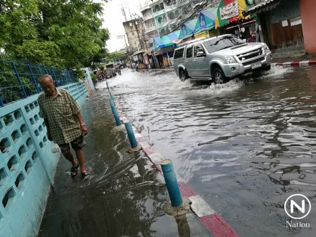 คลองเตยอ่วม ชาวบ้านร้อง น้ำท่วมสูงรอการระบาย