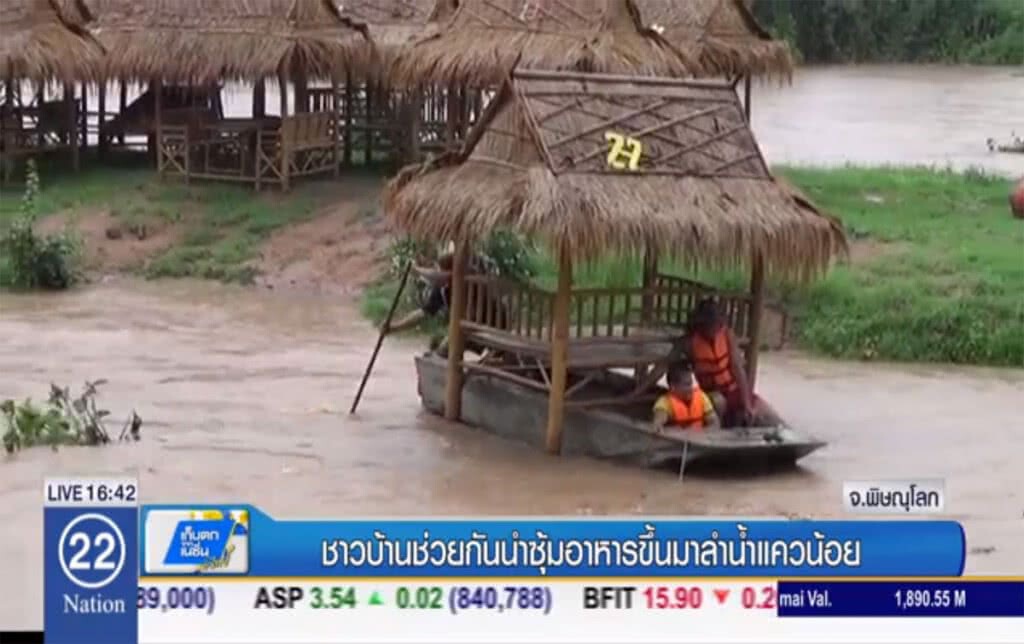 ชาวบ้านช่วยกันนำซุ้มอาหาร ขึ้นจากลำน้ำแควน้อย