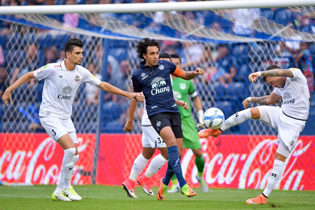 บุรีรัมย์ ฟอร์มดุ! ถล่มสุพรรณ 3-0 จี้เมืองทองแต้มเดียว