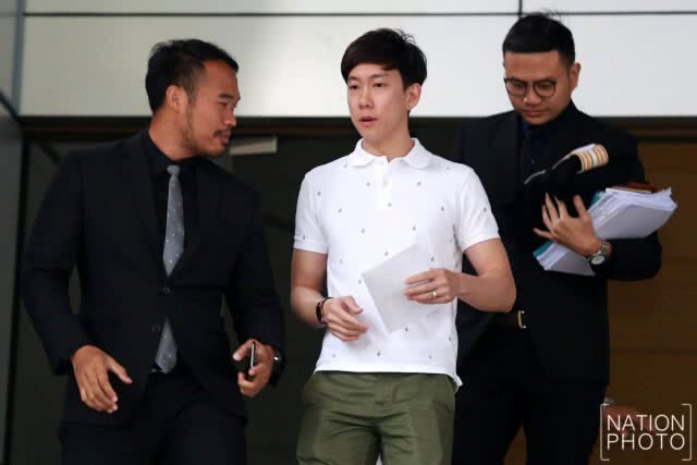 เบนซ์ เรซซิ่ง รายงานตัวศาลอาญา
เปิดใจ "ไม่คิดหนีคดี"