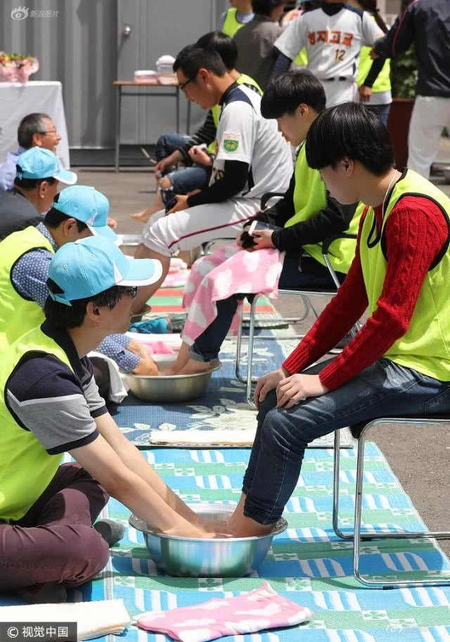 วันครูเกาหลีใต้สุดซาบซึ้ง... เช็ดเท้าศิษย์เพื่อรำลึกพระคุณครู