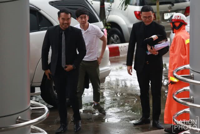 เบนซ์ เรซซิ่ง รายงานตัวศาลอาญา
เปิดใจ "ไม่คิดหนีคดี"