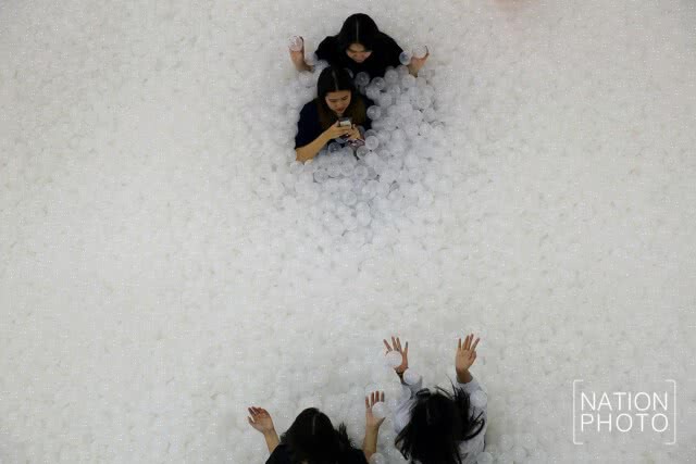ครั้งแรกในเอเชีย! The Beach by Snarkitecture ร่วมแหวกว่ายทะเลบอลพลาสติกกว่า 2.5 แสนลูก