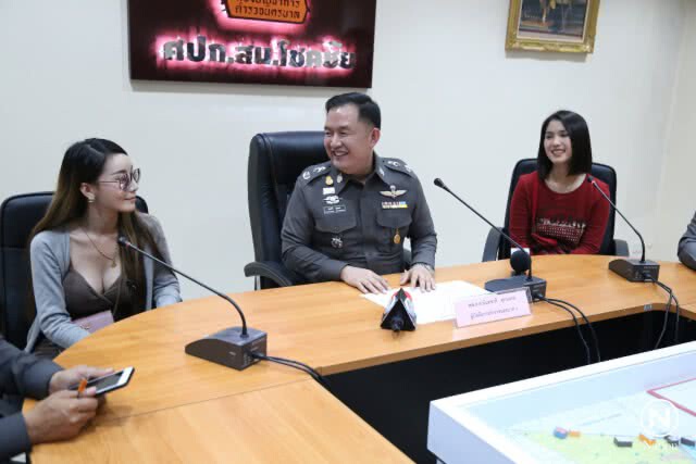 ตำรวจนำสาวคู่กรณีซิ่ง "ฮอนด้า"เสยท้าย "มาสด้า"  เข้าพูดคุยไกล่เกลี่ย
