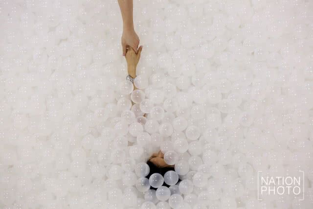ครั้งแรกในเอเชีย! The Beach by Snarkitecture ร่วมแหวกว่ายทะเลบอลพลาสติกกว่า 2.5 แสนลูก