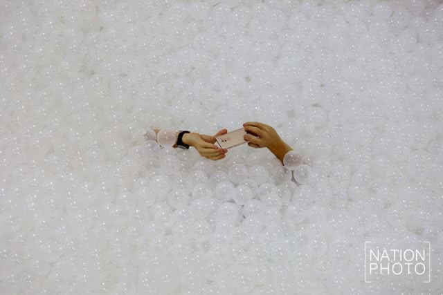 ครั้งแรกในเอเชีย! The Beach by Snarkitecture ร่วมแหวกว่ายทะเลบอลพลาสติกกว่า 2.5 แสนลูก
