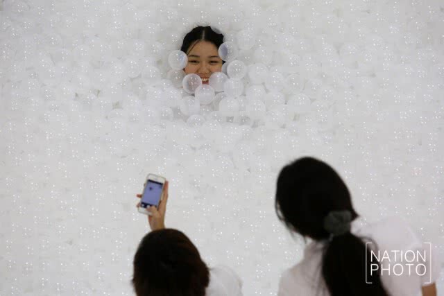 ครั้งแรกในเอเชีย! The Beach by Snarkitecture ร่วมแหวกว่ายทะเลบอลพลาสติกกว่า 2.5 แสนลูก