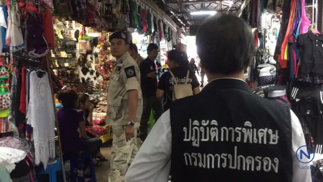 จนท.ลุยหาดป่าตอง
จับร้านขายสินค้าละเมิดลิขสิทธิ์กว่าหมื่นชิ้น 
ผงะ! เจอโพยจ่ายส่วยตำรวจ