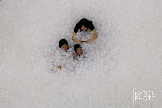 ครั้งแรกในเอเชีย! The Beach by Snarkitecture ร่วมแหวกว่ายทะเลบอลพลาสติกกว่า 2.5 แสนลูก