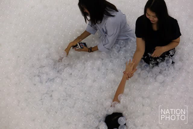 ครั้งแรกในเอเชีย! The Beach by Snarkitecture ร่วมแหวกว่ายทะเลบอลพลาสติกกว่า 2.5 แสนลูก