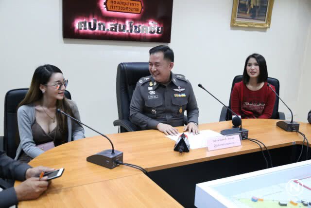 ตำรวจนำสาวคู่กรณีซิ่ง "ฮอนด้า"เสยท้าย "มาสด้า"  เข้าพูดคุยไกล่เกลี่ย