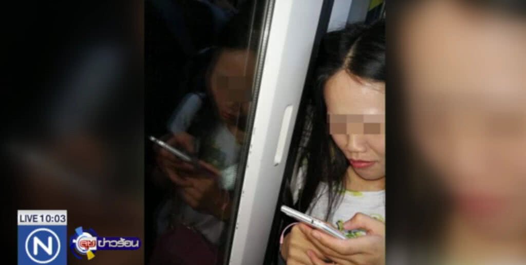 หญิงจีน ถูกประตูรถไฟหนีบผม และต้องอยู่สภาพนั้น 6 สถานี หญิงจีน ถูกประตูรถไฟหนีบผม และต้องอยู่สภาพนั้น 6 สถานี