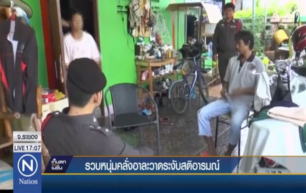 รวบตัวหนุ่มคลั่งอาละวาด ระงับสติอารมณ์ รวบตัวหนุ่มคลั่งอาละวาด ระงับสติอารมณ์