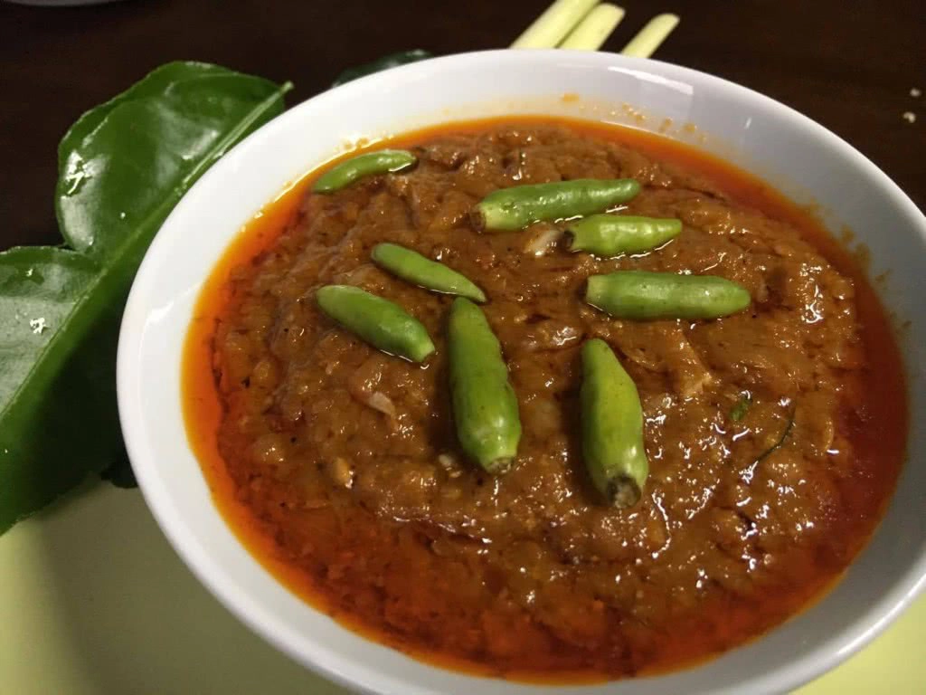 ครัวน้าคม : กะปิคั่วสูตรระยอง เมนูที่ได้แรงบันดาลใจจากวัยเด็ก