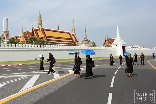 ท่ามกลางอากาศร้อน ประชาชนยังเรียงแถวเข้าสักการะพระบรมศพเนืองแน่น