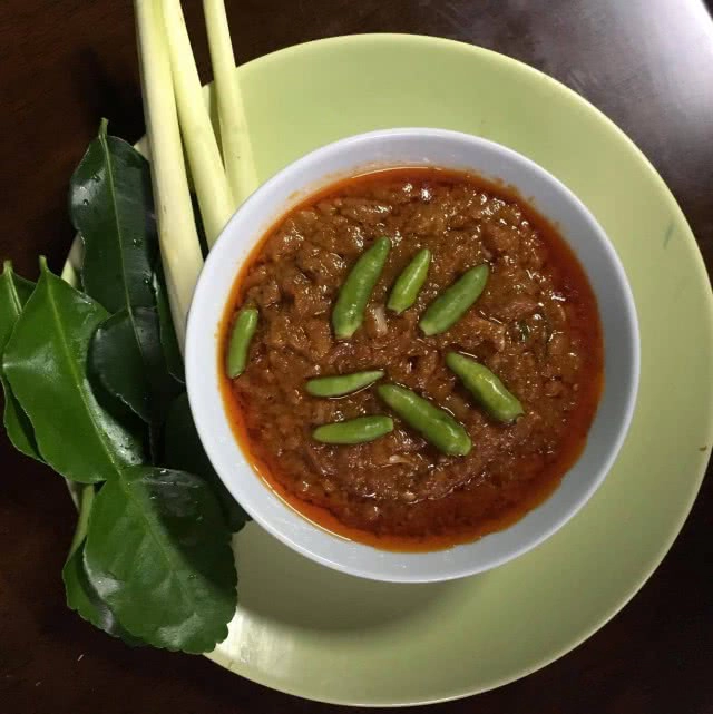 ครัวน้าคม : กะปิคั่วสูตรระยอง เมนูที่ได้แรงบันดาลใจจากวัยเด็ก