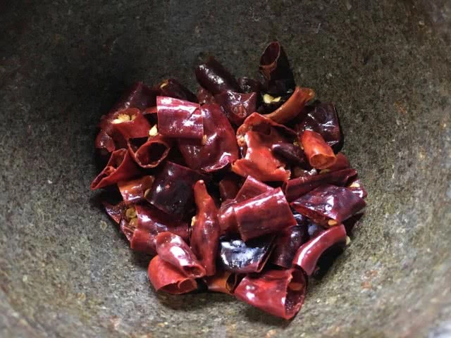 ครัวน้าคม : กะปิคั่วสูตรระยอง เมนูที่ได้แรงบันดาลใจจากวัยเด็ก