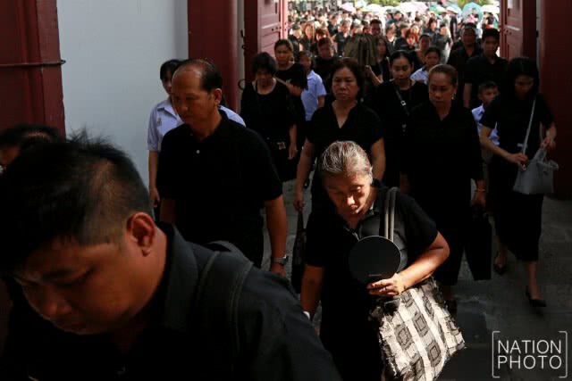 ท่ามกลางอากาศร้อน ประชาชนยังเรียงแถวเข้าสักการะพระบรมศพเนืองแน่น