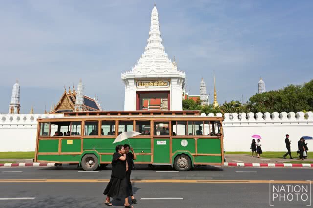 ท่ามกลางอากาศร้อน ประชาชนยังเรียงแถวเข้าสักการะพระบรมศพเนืองแน่น