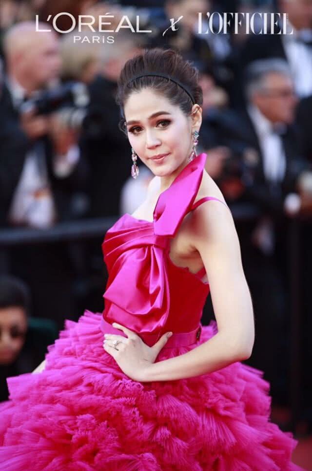 ขุ่นแม่ปังมาก!!! "ชมพู่" เจิดจรัสบนพรมแดงคานส์ในโททัลลุค Glamorous Gold วันที่ 3