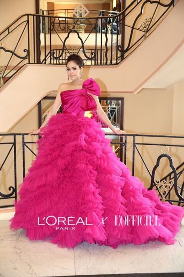ขุ่นแม่ปังมาก!!! "ชมพู่" เจิดจรัสบนพรมแดงคานส์ในโททัลลุค Glamorous Gold วันที่ 3