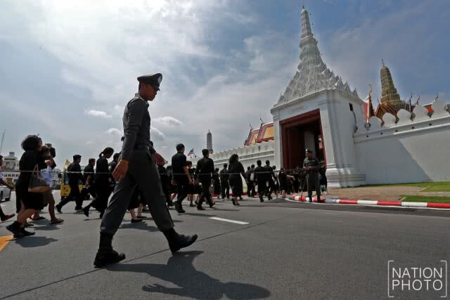 ท่ามกลางอากาศร้อน ประชาชนยังเรียงแถวเข้าสักการะพระบรมศพเนืองแน่น