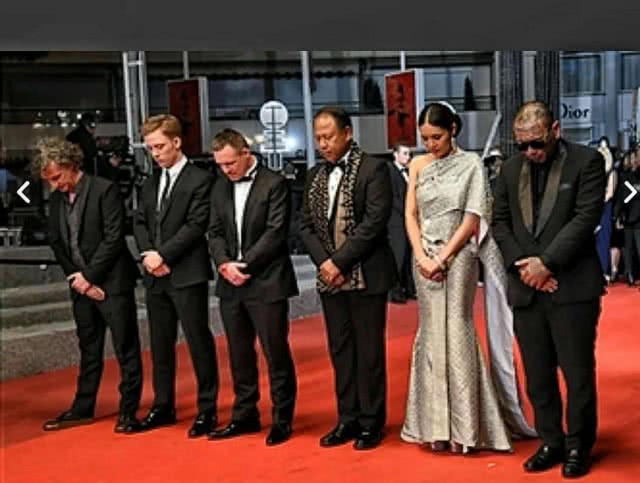 "ปู วิทยา" นำ "เก่ง ลายพราง" พร้อมทีมนักแสดง ถวายความอาลัยบนพรมแดงเมืองคานส์