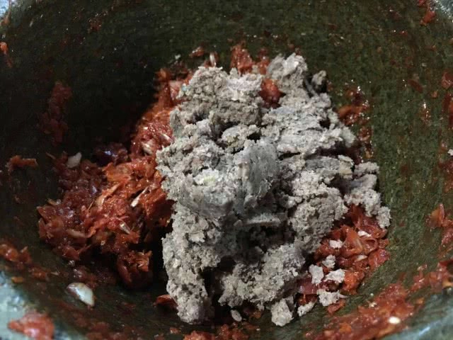 ครัวน้าคม : กะปิคั่วสูตรระยอง เมนูที่ได้แรงบันดาลใจจากวัยเด็ก