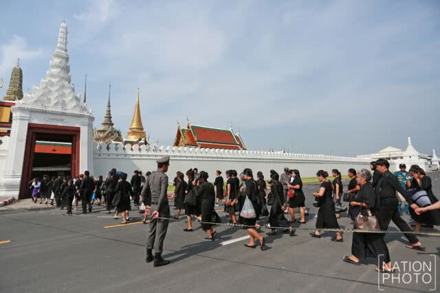 ท่ามกลางอากาศร้อน ประชาชนยังเรียงแถวเข้าสักการะพระบรมศพเนืองแน่น