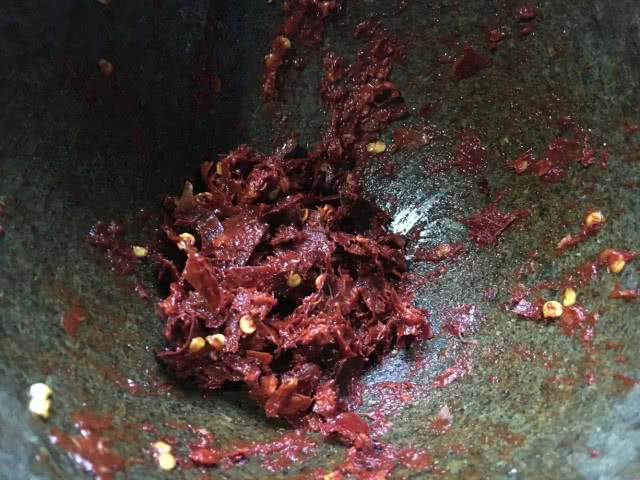 ครัวน้าคม : กะปิคั่วสูตรระยอง เมนูที่ได้แรงบันดาลใจจากวัยเด็ก