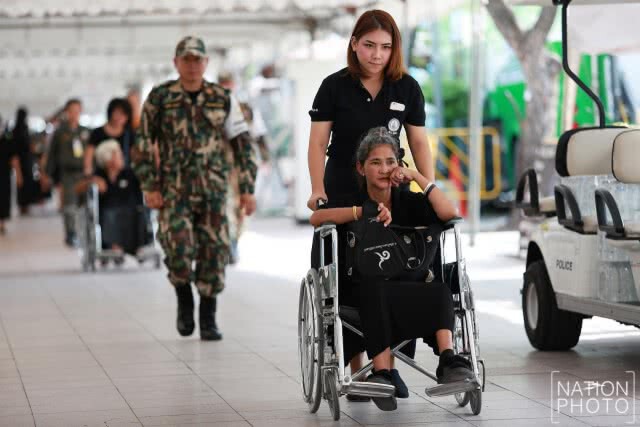ท่ามกลางอากาศร้อน ประชาชนยังเรียงแถวเข้าสักการะพระบรมศพเนืองแน่น