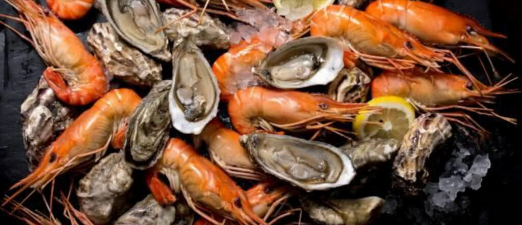 กระเทาะเปลือกความอร่อยของกุ้งเผาและหอยนางรมไม่อั้น ที่ห้องอาหารอเทลิเย่ กระเทาะเปลือกความอร่อยของกุ้งเผาและหอยนางรมไม่อั้น ที่ห้องอาหารอเทลิเย่