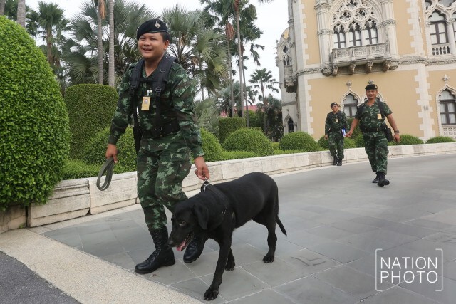 สุนัขทหารออกเดินตรวจความเรียบร้อย รอบทำเนียบรัฐบาล
