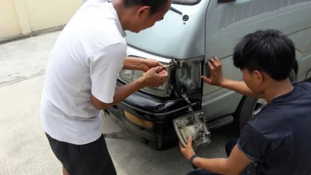 มายังไง?
ตัวเงินตัวทองมุดรถตู้