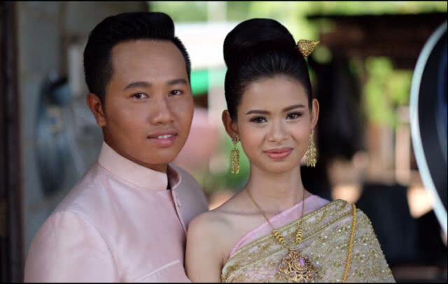 ช่างเมคอัพสร้างสุข! เนรมิตโฉมบ่าว-สาวให้ใหม่ สวยหล่อสมใจ