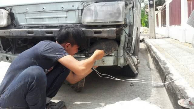 มายังไง?
ตัวเงินตัวทองมุดรถตู้