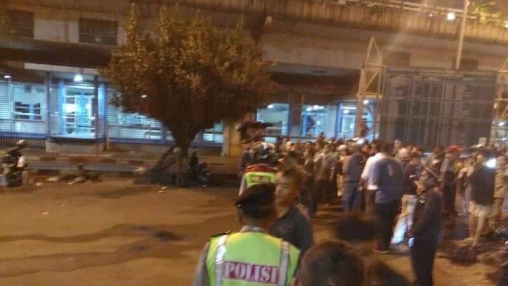 เกิดเหตุระเบิดสองครั้งซ้อน โจมตีสถานีขนส่งในกรุงจาการ์ตา คาดบึ้มฆ่าตัวตาย เกิดเหตุระเบิดสองครั้งซ้อน โจมตีสถานีขนส่งในกรุงจาการ์ตา คาดบึ้มฆ่าตัวตาย