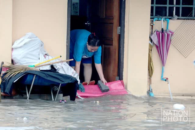 น้ำท่วมขังในหมู่บ้านชลเทพ อ.บางพลี จ.สมุทรปราการ