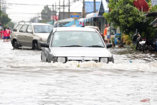 น้ำท่วมขังในหมู่บ้านชลเทพ อ.บางพลี จ.สมุทรปราการ