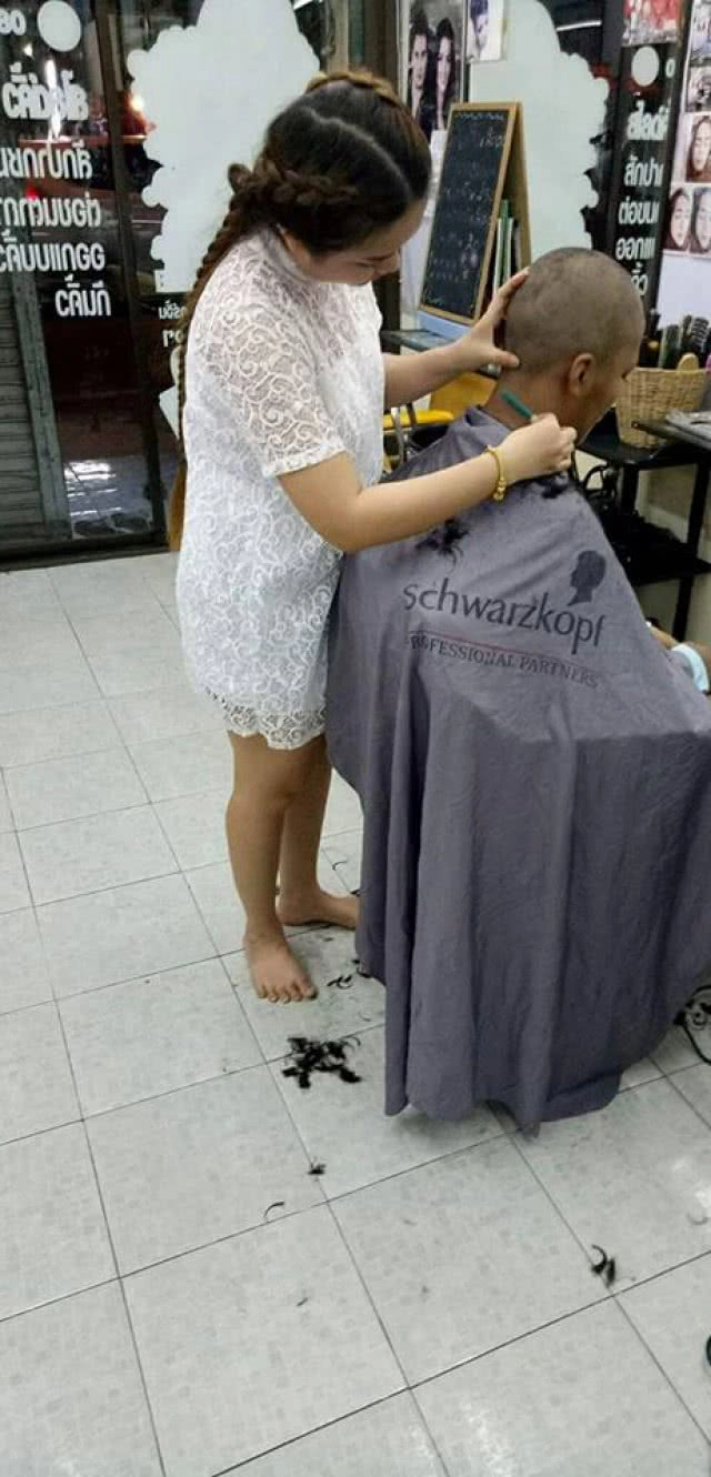 ช่างเสริมสวยน้ำใจงาม! ช่วยลูกค้าป่วยเป็นมะเร็งถูกร้านตัดผมปฏิเสธ