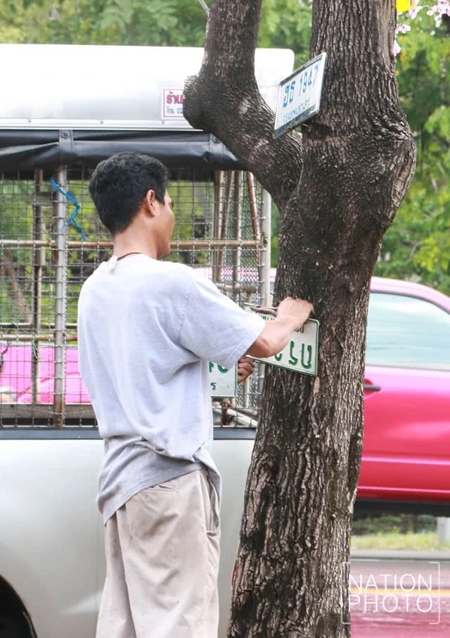 ขับลุยจนหลุด! ชาวบ้านเก็บป้ายทะเบียนรถลอยน้ำไปห้อยบนต้นไม้ เผื่อเจ้าของมารับกลับ