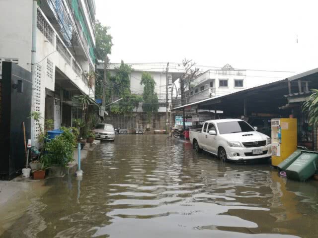 ฝนถล่มกรุง วังทองหลางหนักสุด!